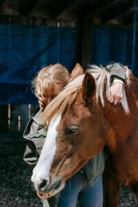 Lady hugging a horse | Animal Assisted Therapy in the Bay Area, Maryland